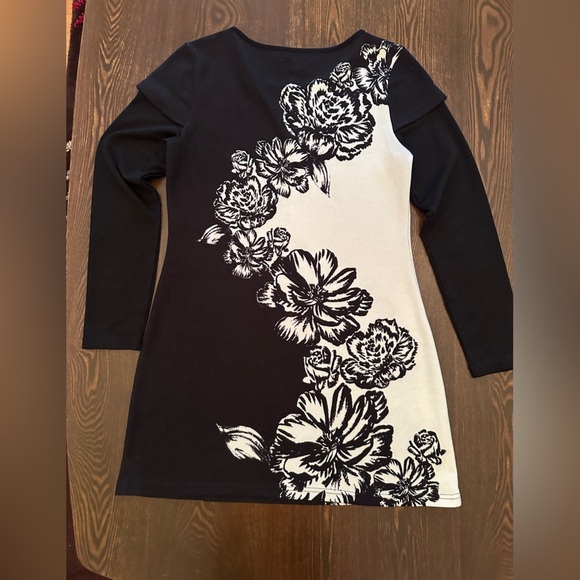 Aryeh Black & white flower print sweater dress women’s L - Picture 2 of 5
